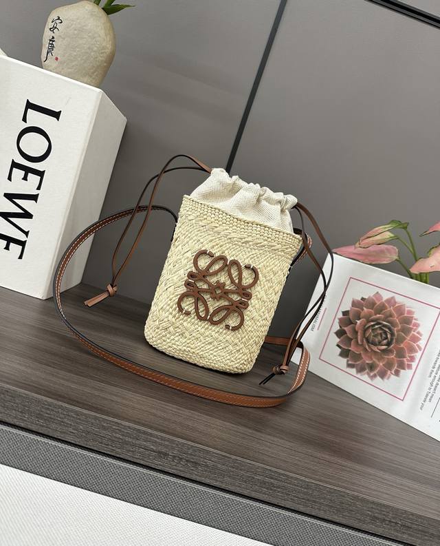 Lw's new summer vacation-inspired phone bag. Made of natural imported raffia and
