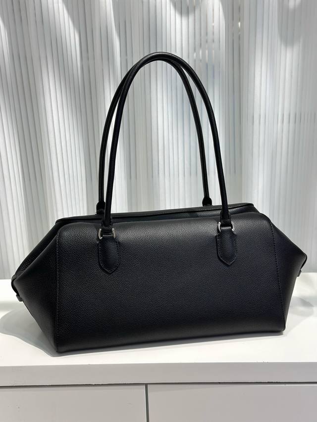 The Rowtr's new Bowling Ew Bag combines the characteristics of Terrasse and Ew b