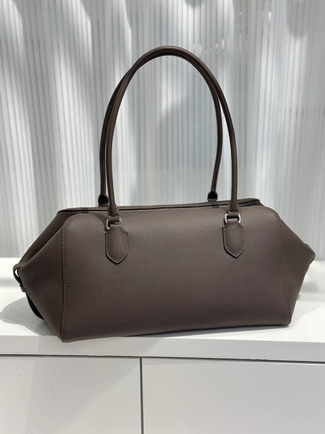 The Row Tr's new Bowling Ew Bag combines the characteristics of Terrasse and Ew