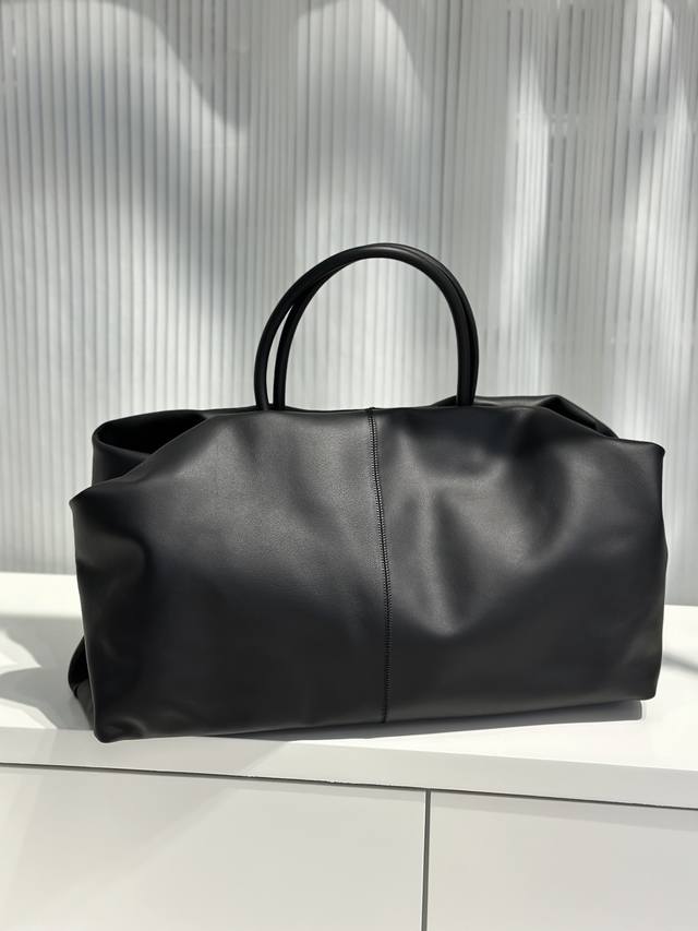 Tr The Row's super heavy cloud bag, hand-sewn The Row Elio Bourse Bag is here. I
