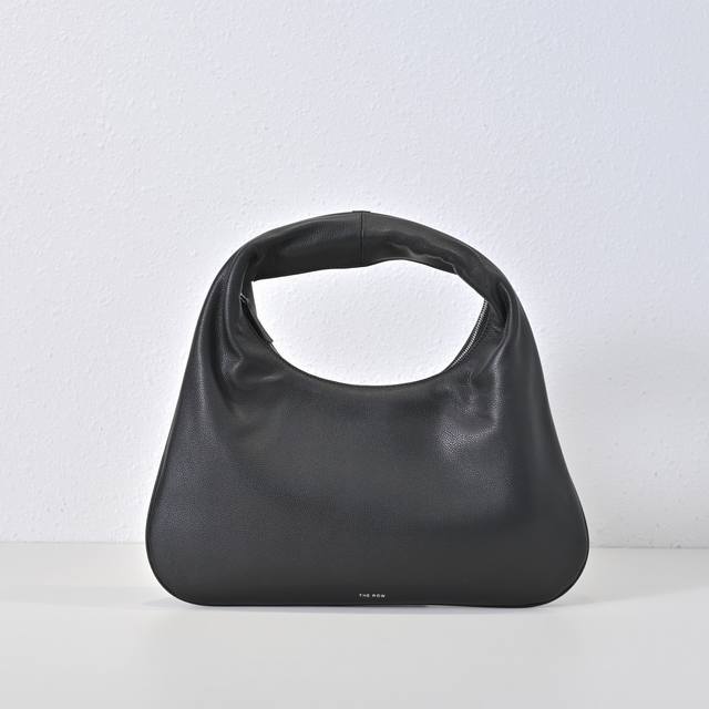 The Ro* Underarm Bag Handbag is made of calfskin, simple yet high-end, with a la