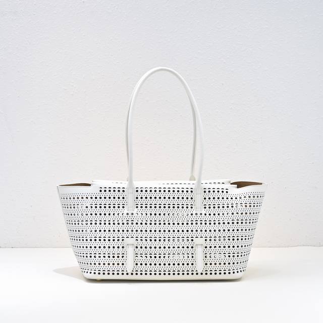 Ala Tote Material: Top layer of cowhide lining with cow velvet Size: Length 32 W
