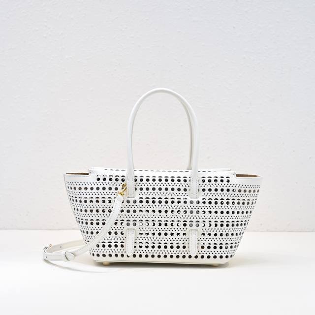 Ala Tote Material: Top layer of cowhide lining with cow velvet Size: Length 20 W