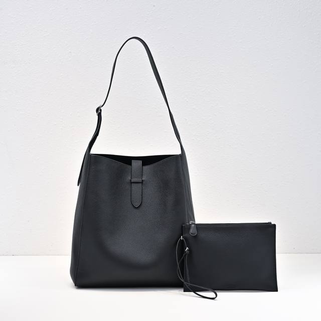 Black Tr exclusive Blake new Hobo. The synonym of simplicity and luxury, Tr is d