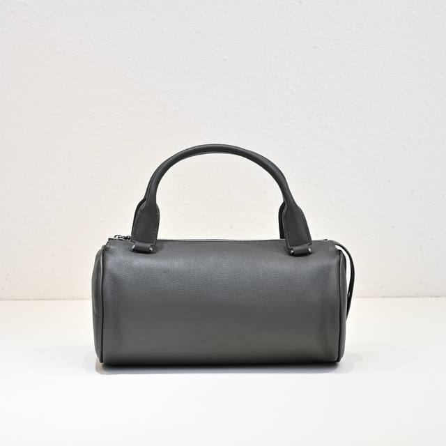 The Ro* 24 new fall/winter Edith Bag. This Kendall style features a sophisticate