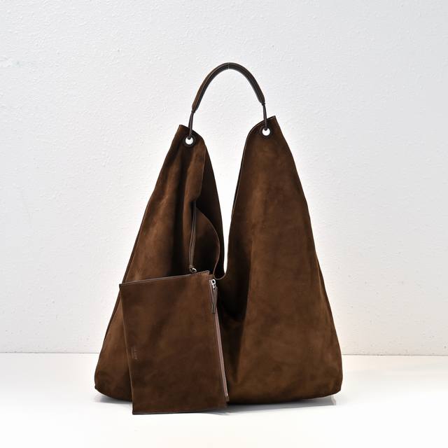 The Ro* Bindle Bag is super light. Made of soft saddle leather with a soft feel.