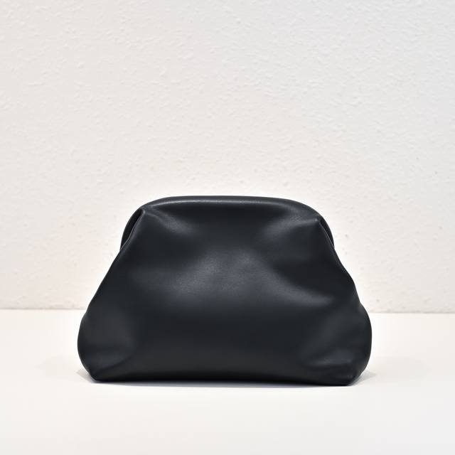 The Ro* Mira bag has a soft sheepskin lining and can be carried by hand or on th