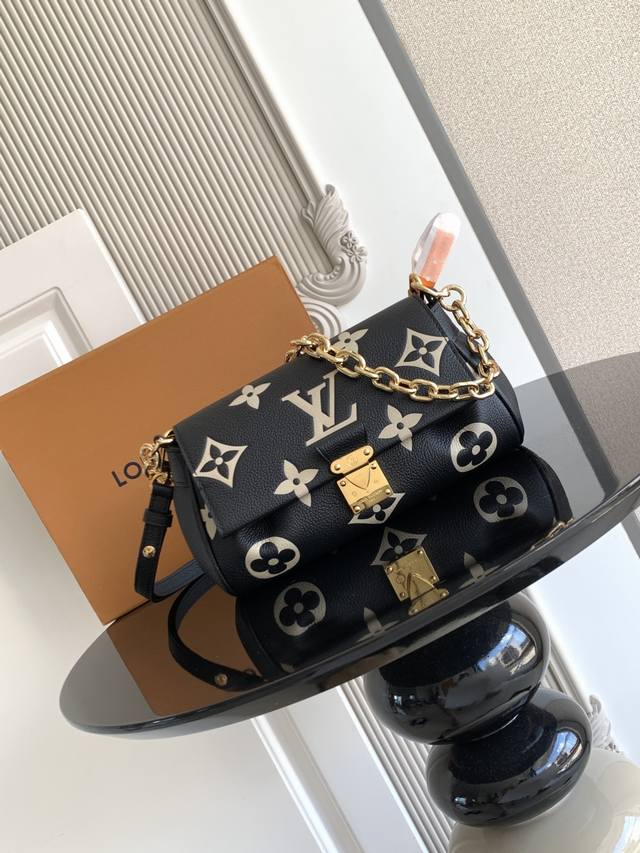 Super Dynamic Chip This handbag is crafted from soft, grained cowhide leather, e