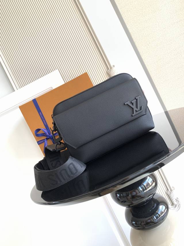 Premium Dynamic Chip. This messenger bag is crafted from soft cowhide leather fo