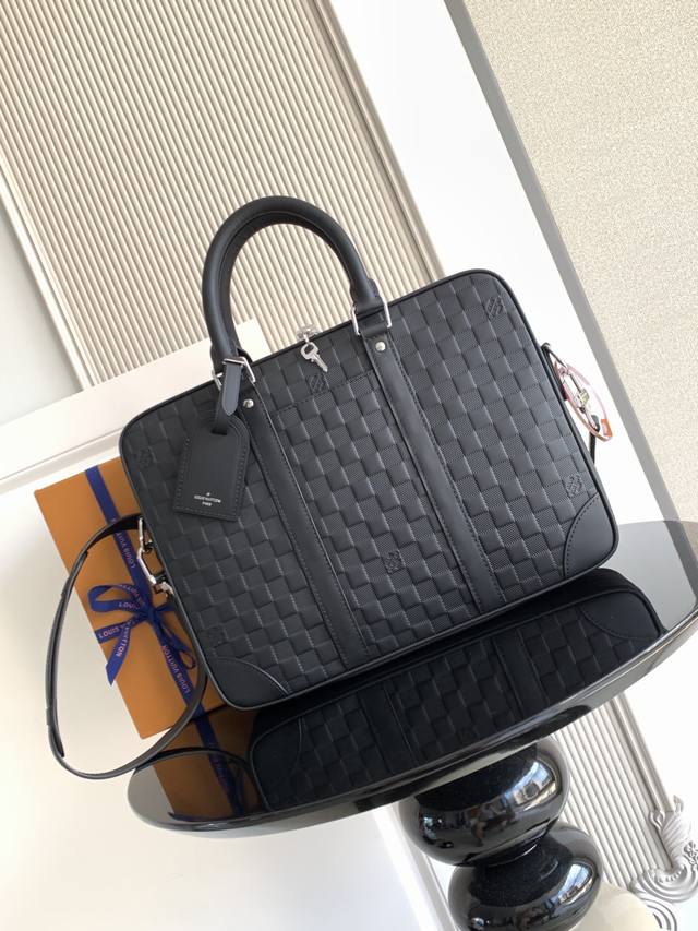 Premium Dynamic Chip This small briefcase features a clean canvas silhouette wit