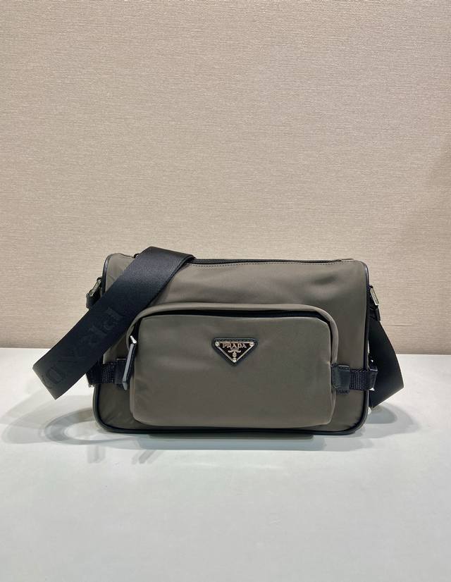 New Messenger Bag 2Vh192 Small. This shoulder bag's sporty functionality is defi