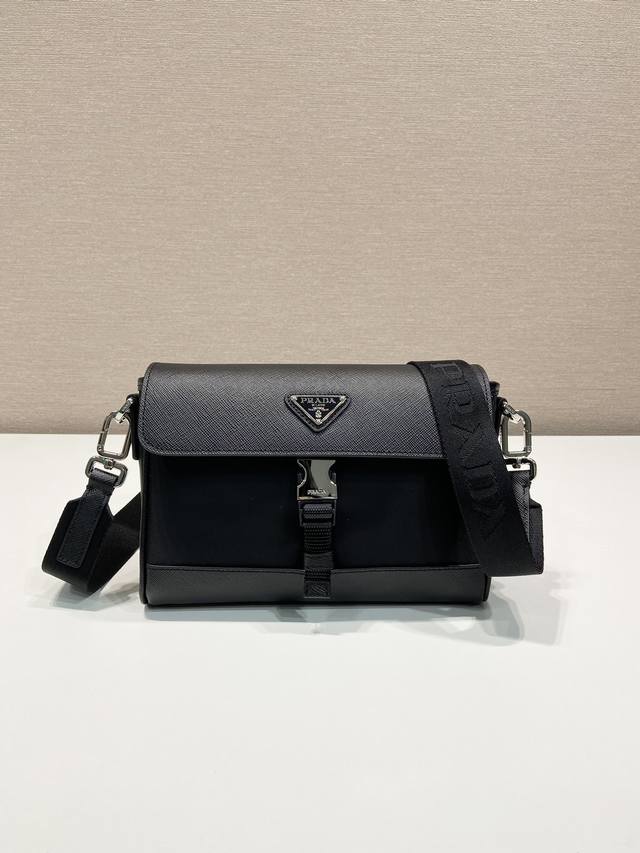 New Post Messenger Bag 2Vd044 Cross-grain has been shipped. This shoulder bag is