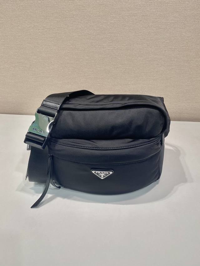 New 2Vh038B messenger bag This messenger bag is made of imported nylon fabric, w