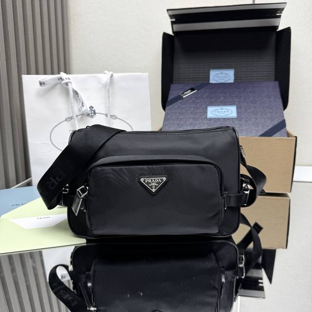Premium Original New Messenger Bag 2Vh192 Small This shoulder bag's sporty funct