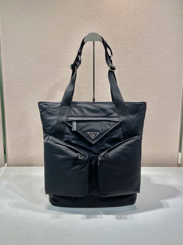 New Tote Bag 2Vg120 This tote bag is made of imported nylon. It features ample s