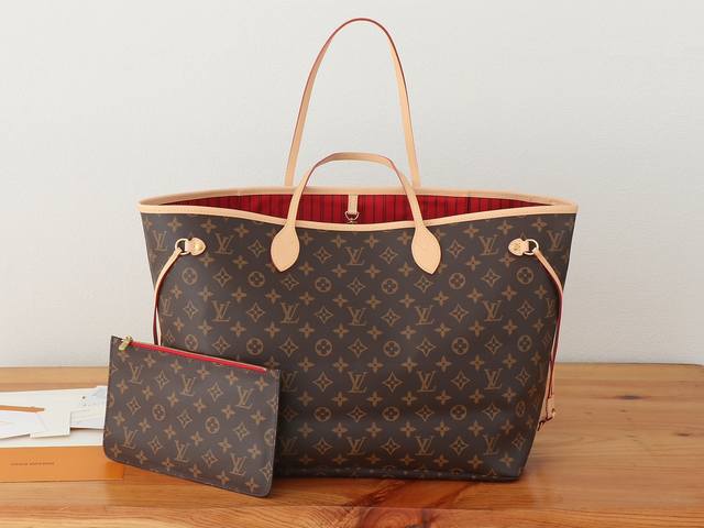 This resizable, chip-enhanced Neverfull Large Tote features soft Monogram canvas