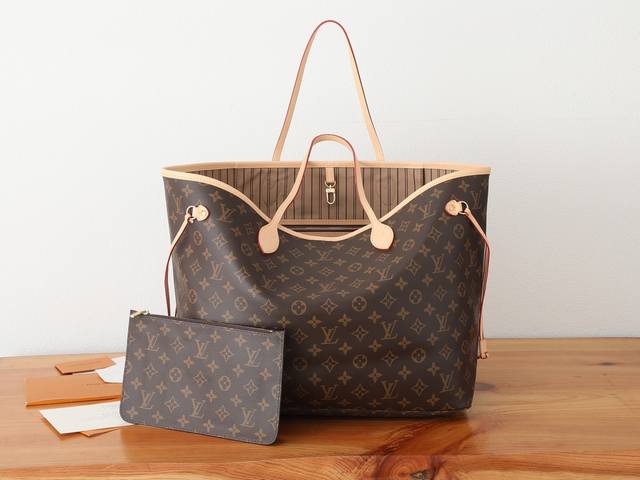 This resizable, chip-enhanced Neverfull Large Tote features soft Monogram canvas