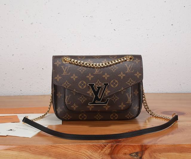 s premium, original, enhanced Passy chain bag features a sleek silhouette crafte