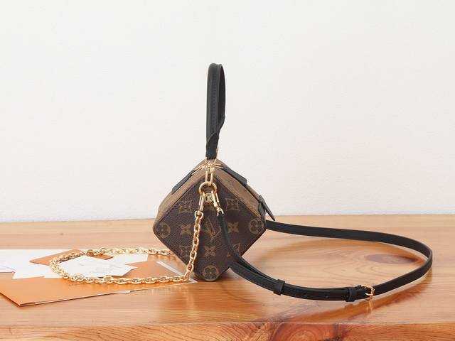 chip-coded version of premium original, enhanced Dice bag features a compact sil