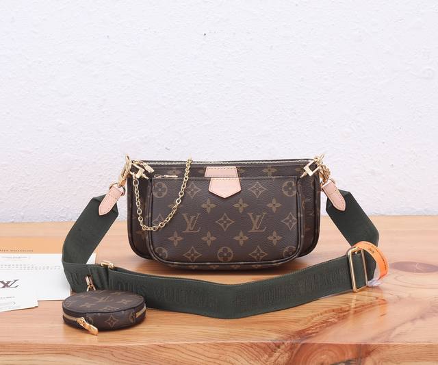 premium original, enhanced Multi Pochette Accessoires handbag combines a Pochett