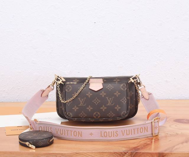 premium original, enhanced Multi Pochette Accessoires handbag combines a Pochett