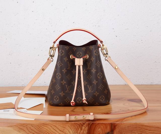 This premium, enhanced version of the Neono Bb is crafted from solid canvas and