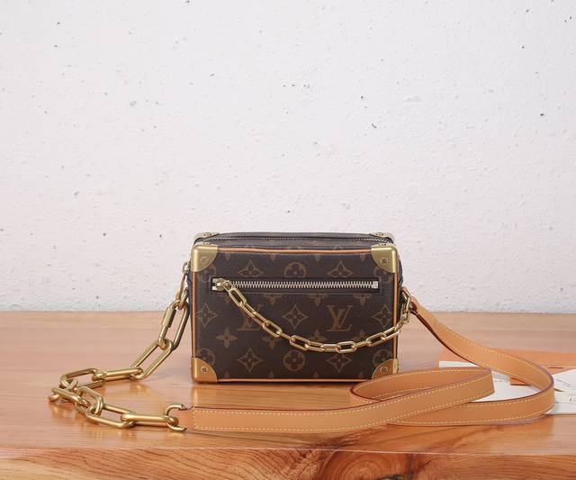 163C01 Dynamic Chip Premium Original, Enhanced Mini Soft Trunk Chain Bag. Featur