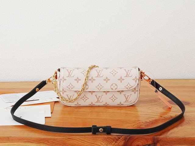 chip-coded version of premium original, enhanced Wallet On Chain Ivy handbag is
