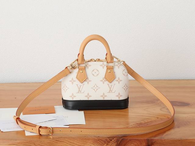 163C01 Dynamic Chip. This premium, enhanced Nano Alma bag embodies the classic A
