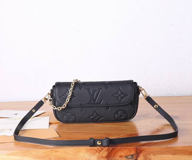 This premium, enhanced version of the Wallet On Chain Ivy handbag is crafted fro