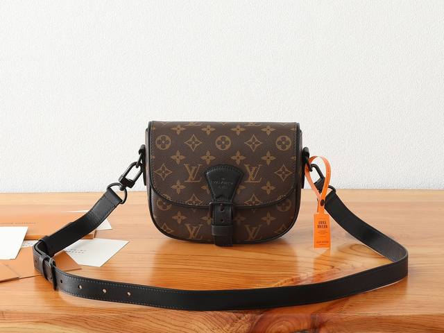 chip-coded version of this premium, enhanced Montsouris Small Messenger Bag, cra