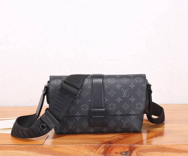This premium, original, enhanced S-Cape messenger bag from the brand's collectio