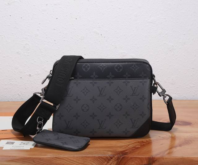 chip-coded version of this premium, enhanced Trio messenger bag is crafted from