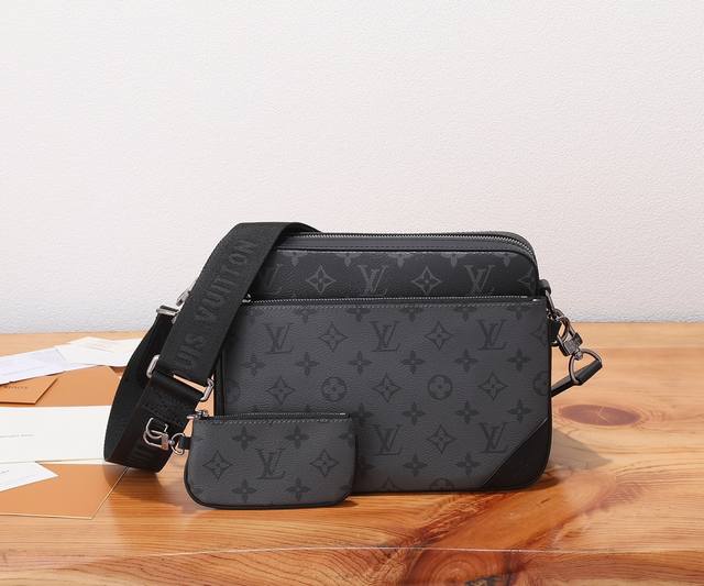 chip-coded version of this premium, enhanced Trio messenger bag is crafted from
