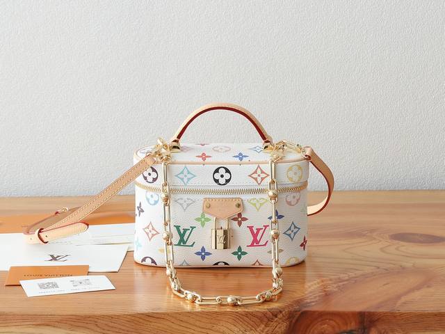 163C01 Dynamic Chip. This premium, enhanced Vanity Pouch handbag from the Louis