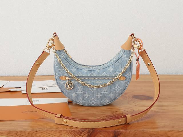 163C01 Dynamic Chip. This premium, enhanced version of the Loop Small Handbag is