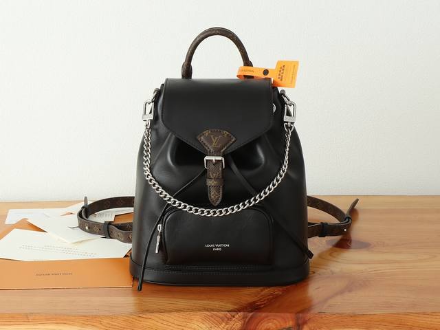 163C01 Dynamic Chip: This premium, enhanced Montsouris small backpack is crafted