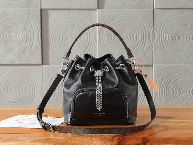 163C01 Dynamic Chip. This premium, enhanced No Way handbag from the Lv Vibe coll