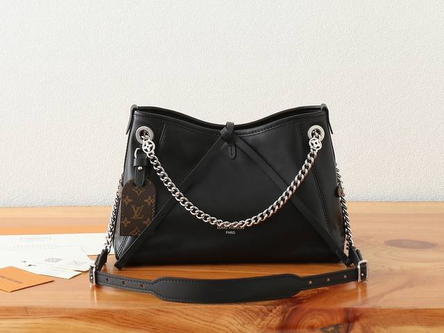 163C01 Dynamic Chip. This premium, enhanced Carryall Bb bag features clean lines