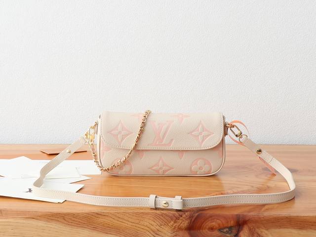This premium, enhanced version of the Wallet On Chain Ivy handbag features Monog