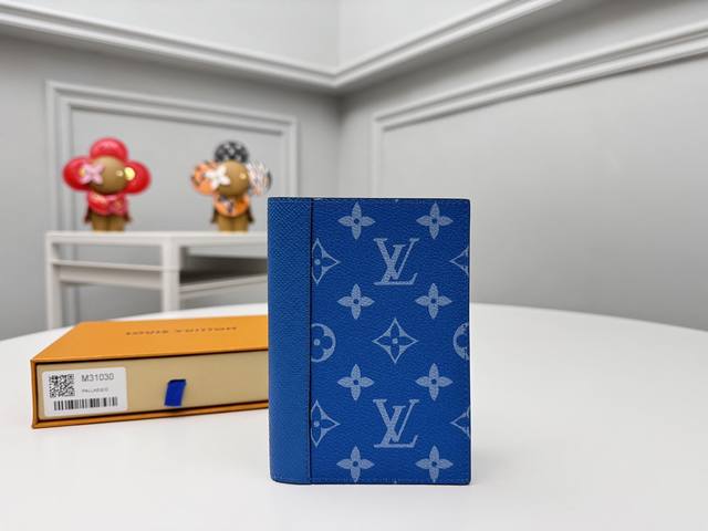 Authentic, top-grade original M31030. This passport holder embodies the Tagarama