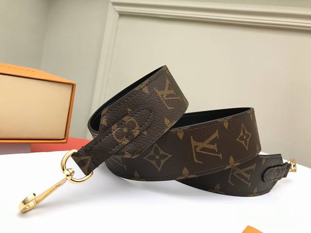 Authentic, top-grade original J02288 black. This shoulder strap, crafted from Mo
