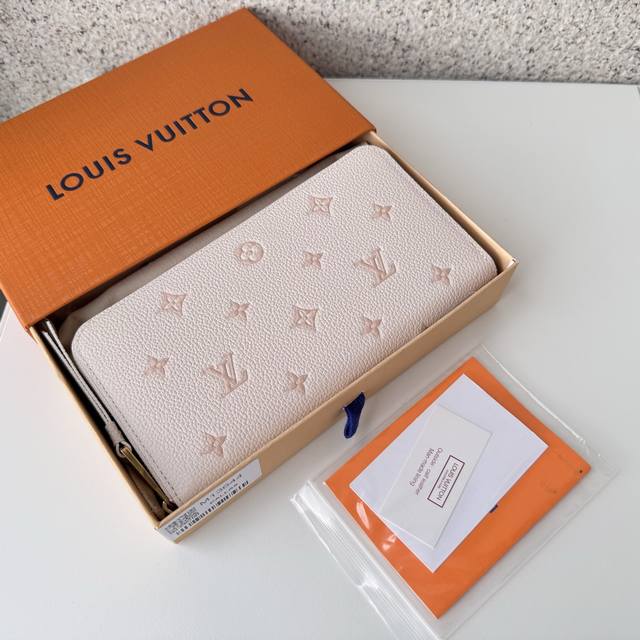 Authentic, top-grade original M13644. Befitting the Louis Vuitton icon, this sea