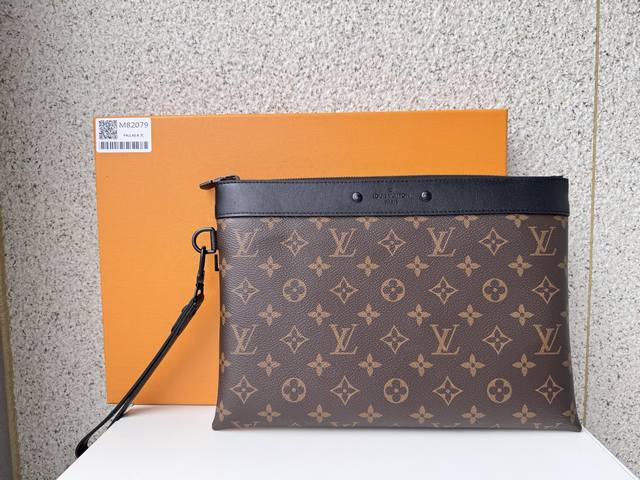 This brand new Pochette To-Go clutch, in the original M82079 Monogram pattern, i