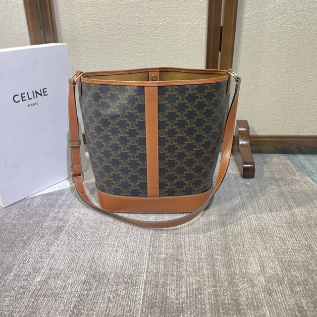 Celine Folco Autumn and Winter New Products A series of classic monograms, class