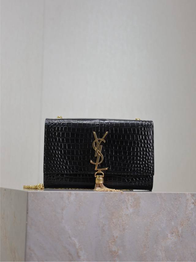 Black crocodile-grain gold buckle with tassels, 20cm. Kate 20cm, the latest coun