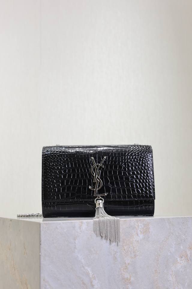Black crocodile-grained silver buckle with tassels, 20cm. Kate 20cm, the latest