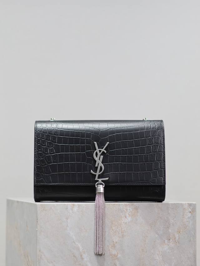 The timeless classic black, silver buckle, matte crocodile print Kate 24cm tasse