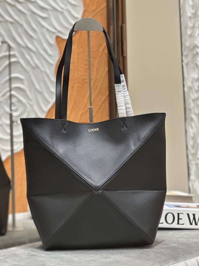 Original Lewe medium shiny cowhide Puzzle Fold mini black. Inspired by the geome