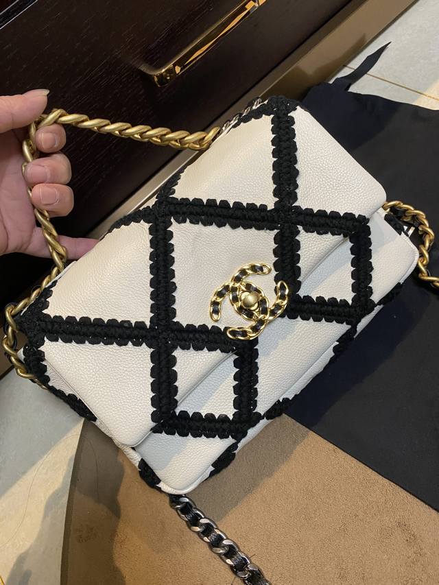 Original French high-end custom Chane1 Classic Bag. Imported cowhide embodies th